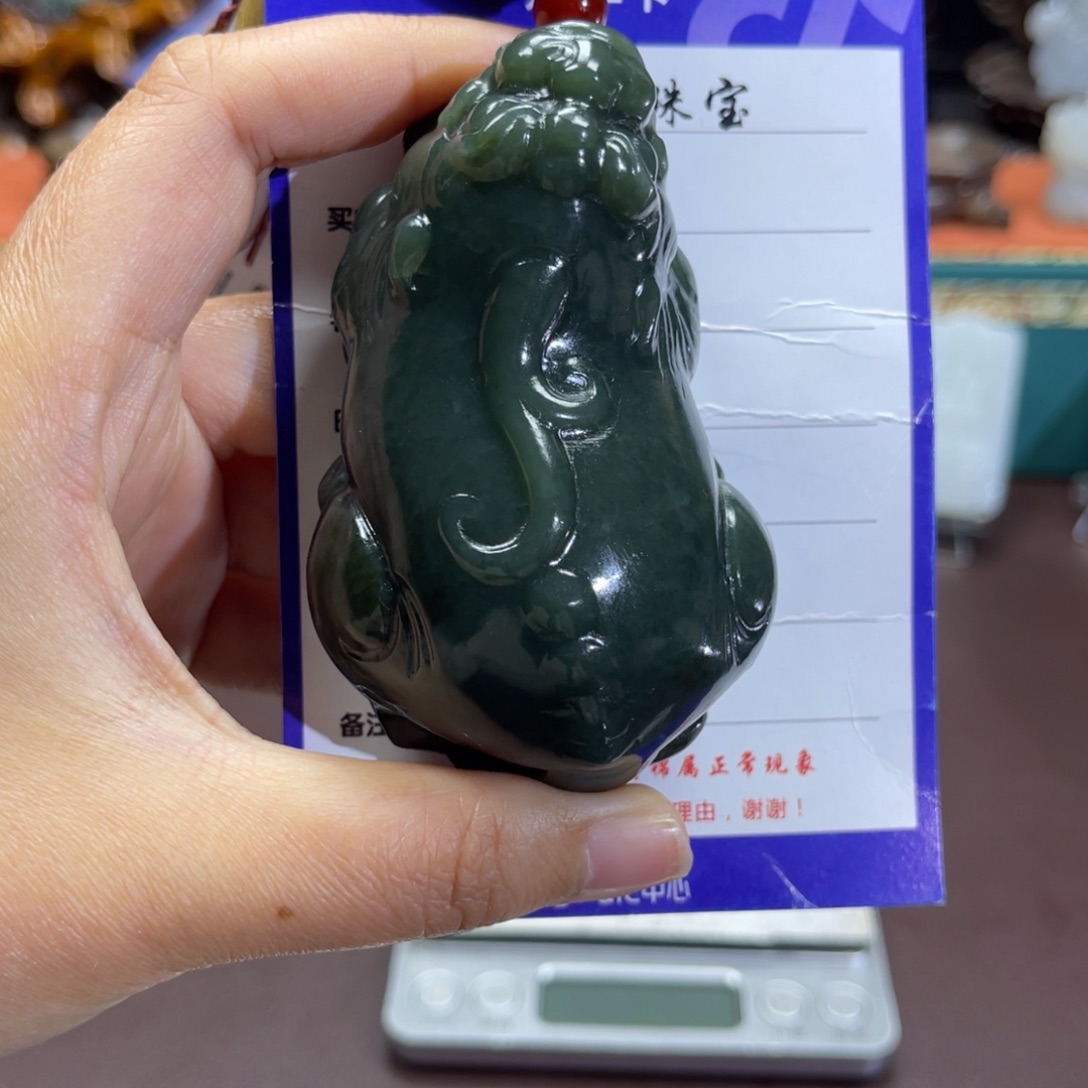 和田玉未镶嵌挂件玩****馆