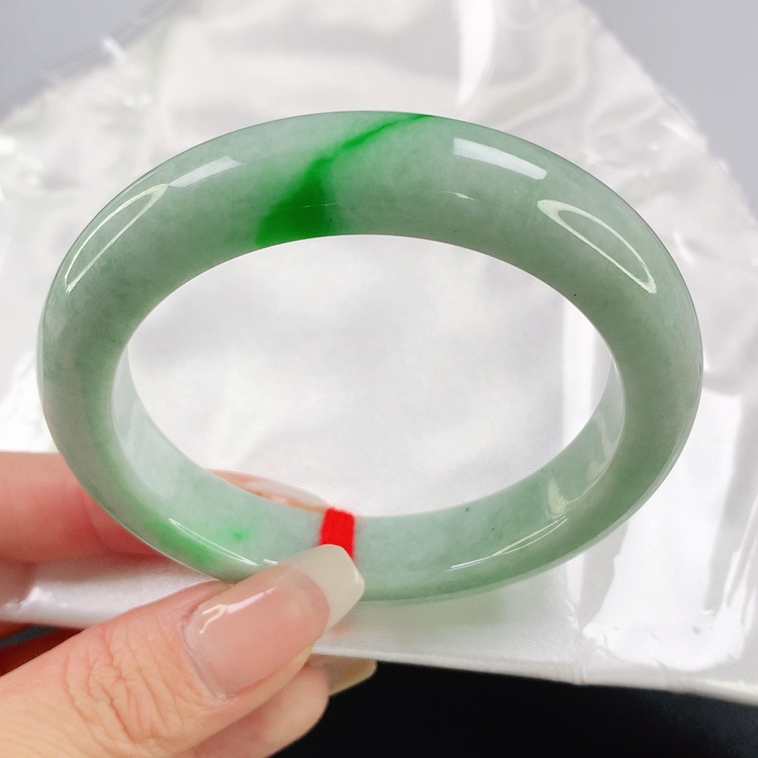 翡翠手镯未镶嵌55圈