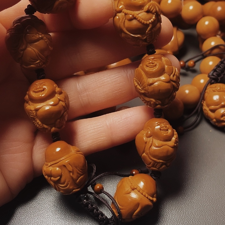 胖弥勒，橄榄核雕