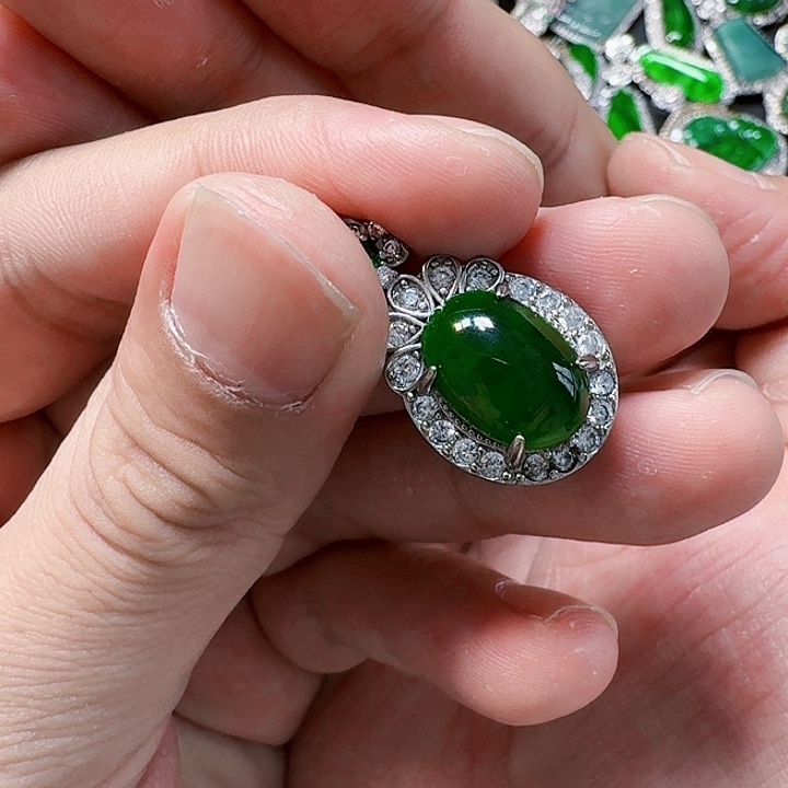 翡翠颈饰未镶嵌天然A货翡翠放漏