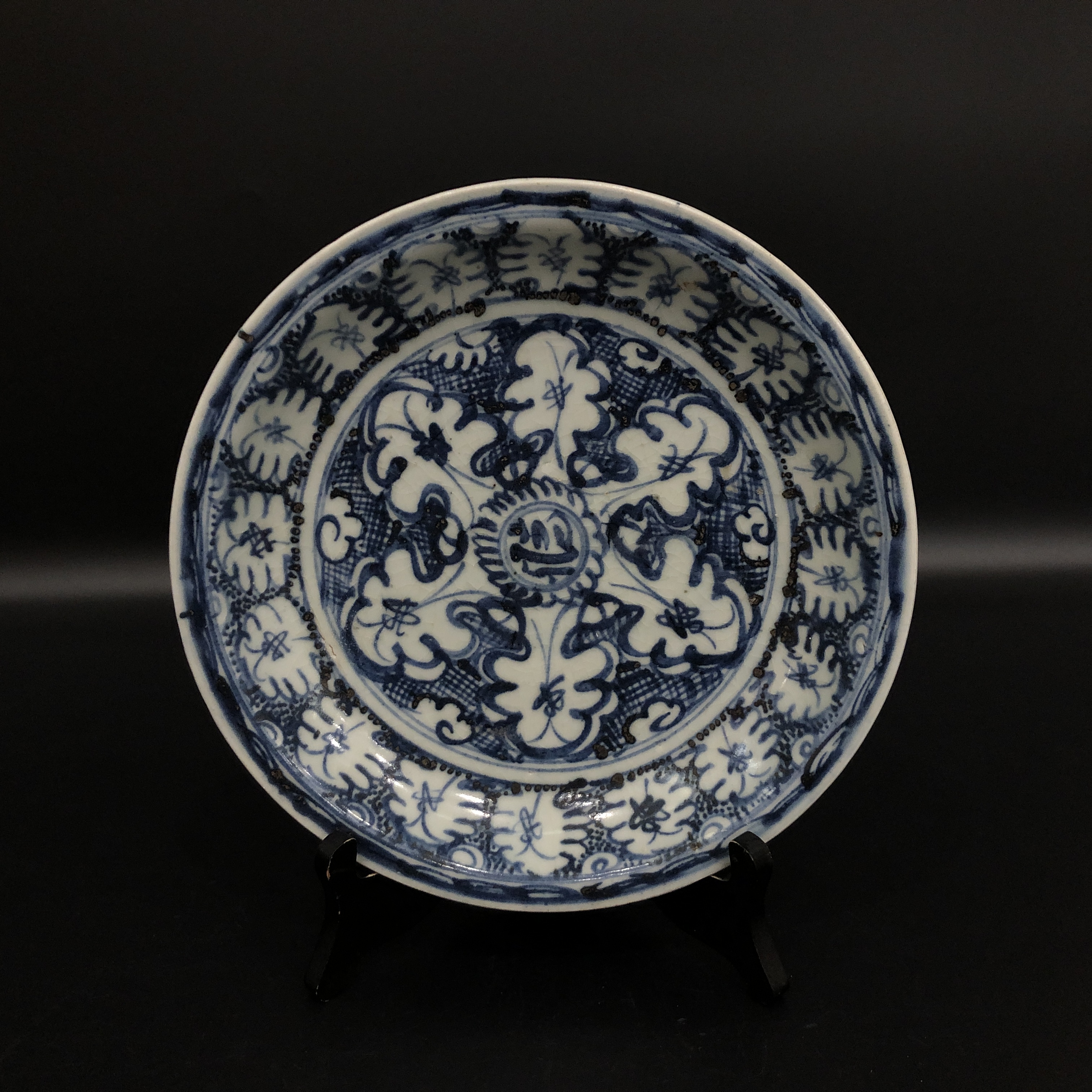 lot:25121608 空白期青花缠枝莲纹赏盘 直径25.2cm
