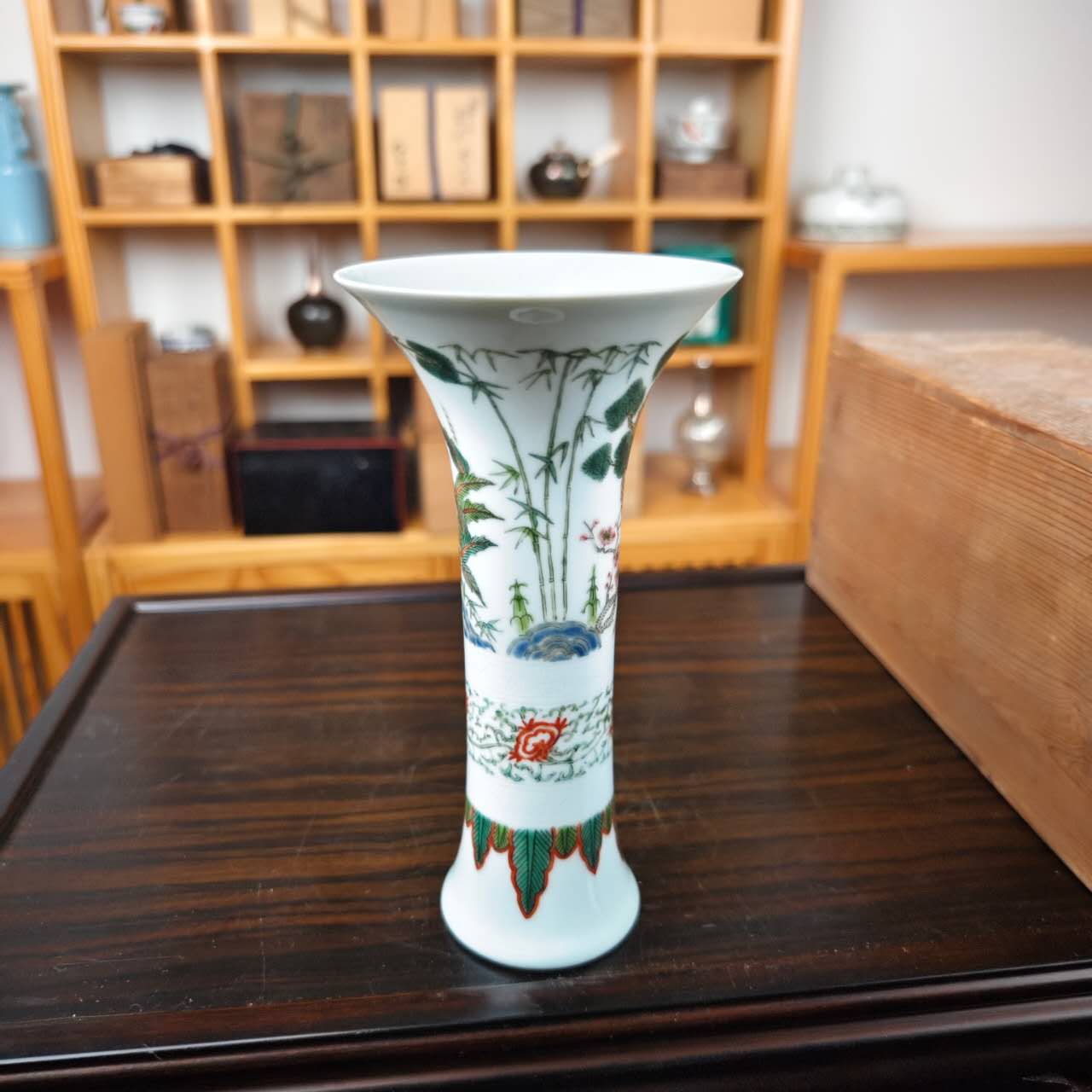 一件画工精美的瓷花觚