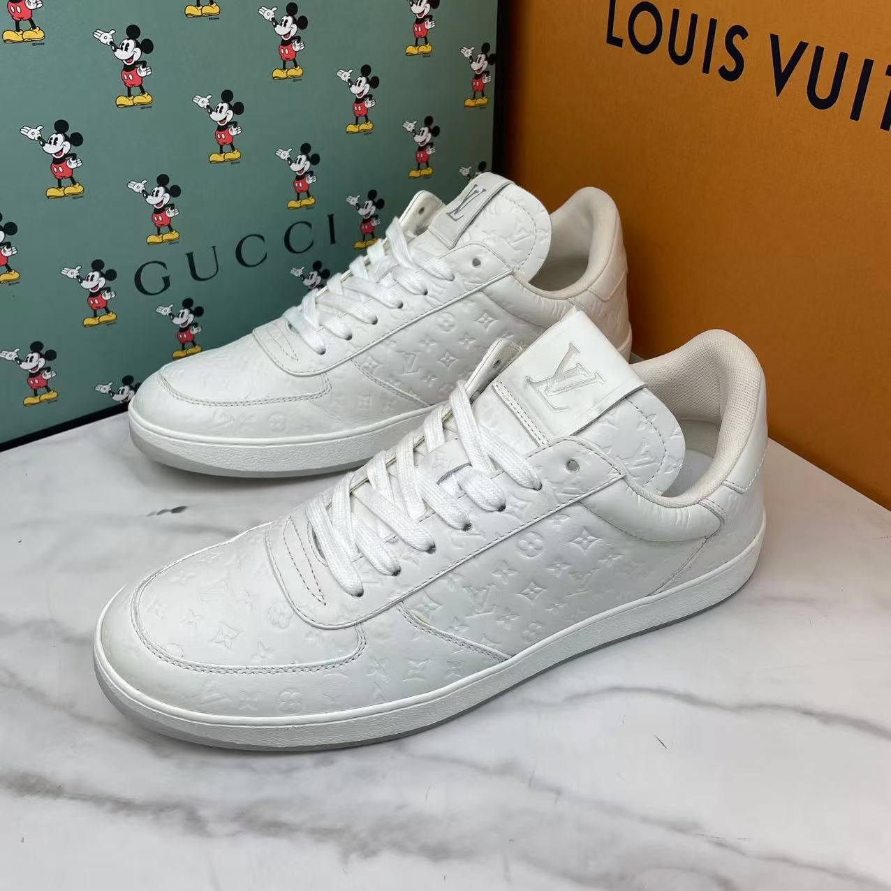 99新 LouisVuitton/路易威登 白色浮雕老花满印潮流休闲板鞋/41码