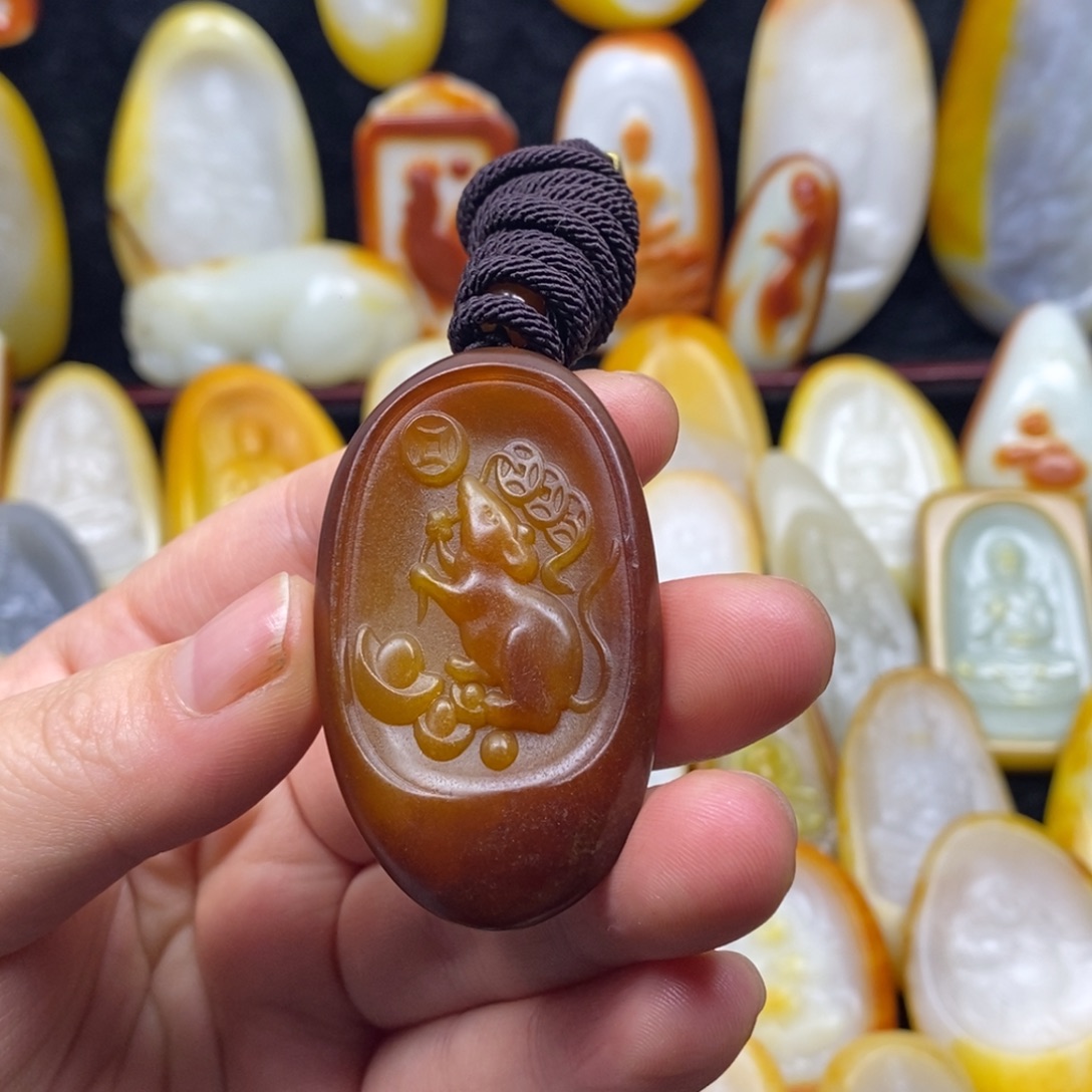 心***柠和田玉未镶嵌颈饰