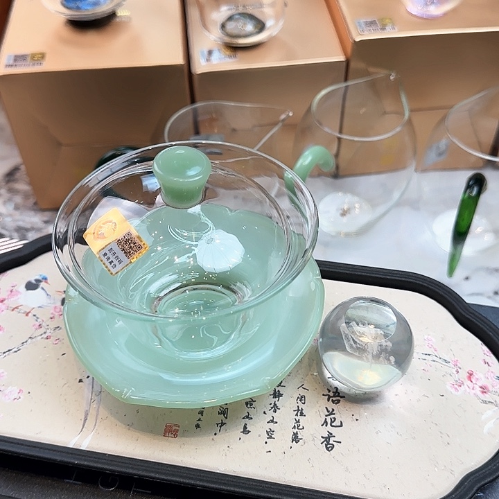 禾器浅玉色荷叶盖碗