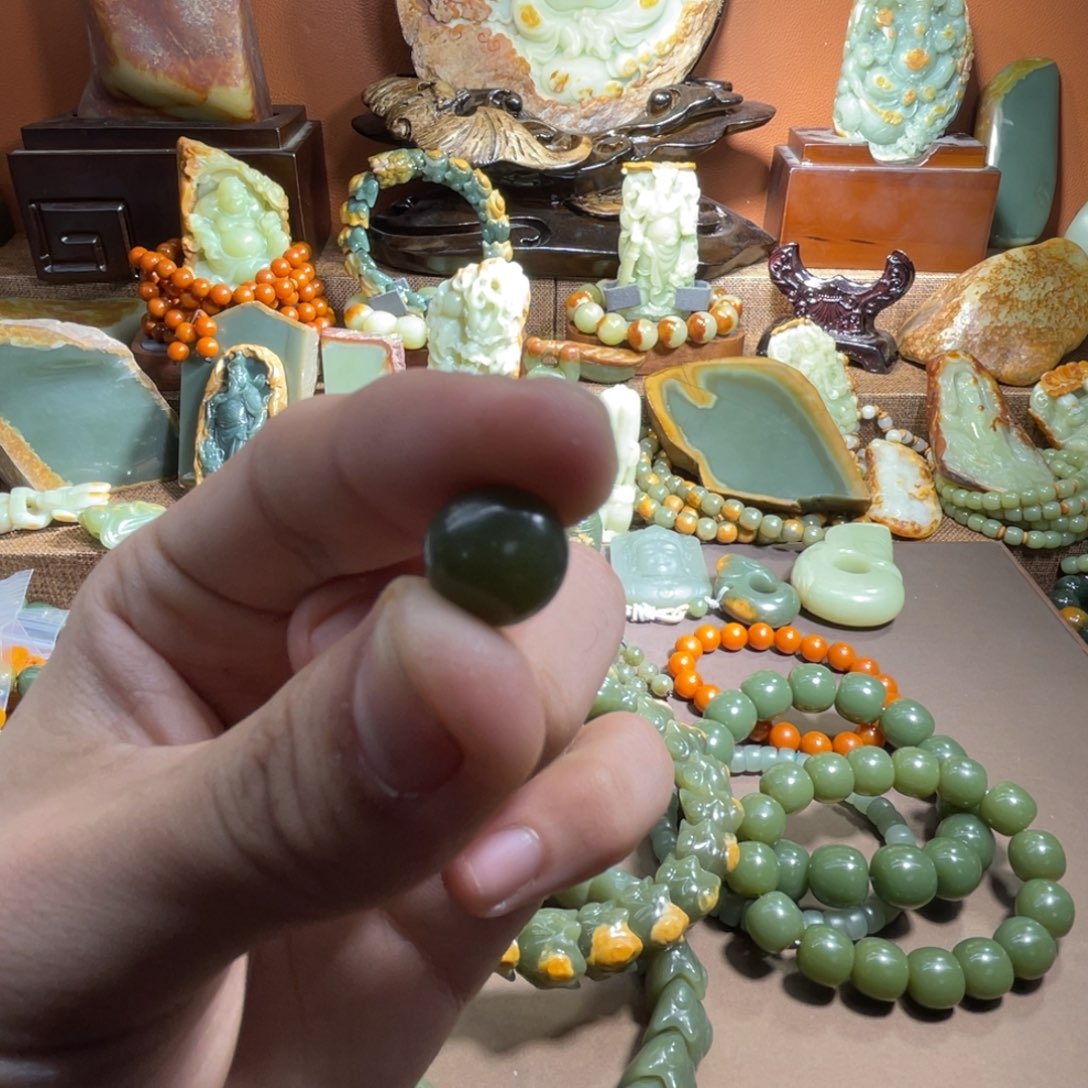 透闪石质玉弹珠未镶嵌开***年