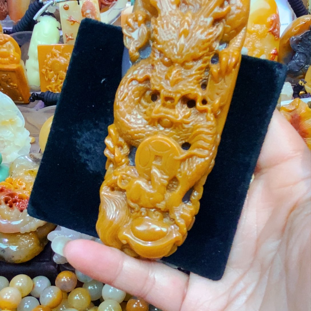 未镶嵌石英质玉（黄龙玉）颈饰