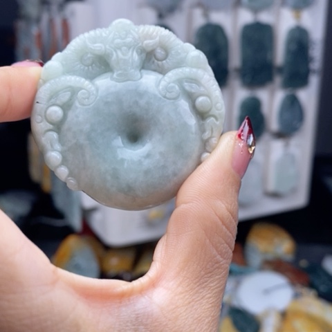 翡翠颈饰未镶嵌翡翠