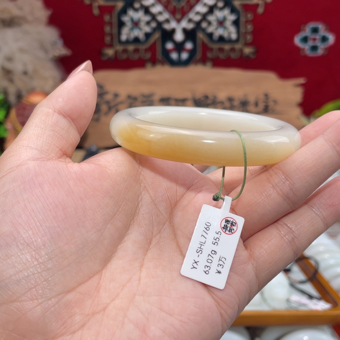 未镶嵌手镯和田玉优雅一口糖手镯