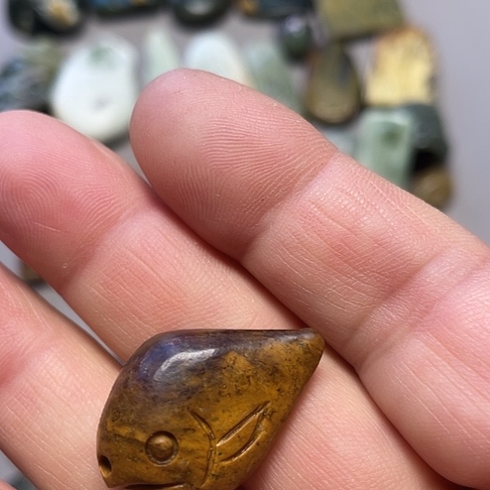 小***草岫岩河磨玉（透闪石质玉）未镶嵌挂件