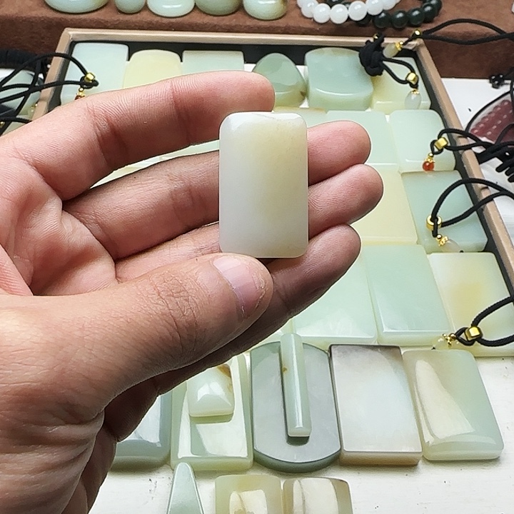 S***J和田玉未镶嵌颈饰