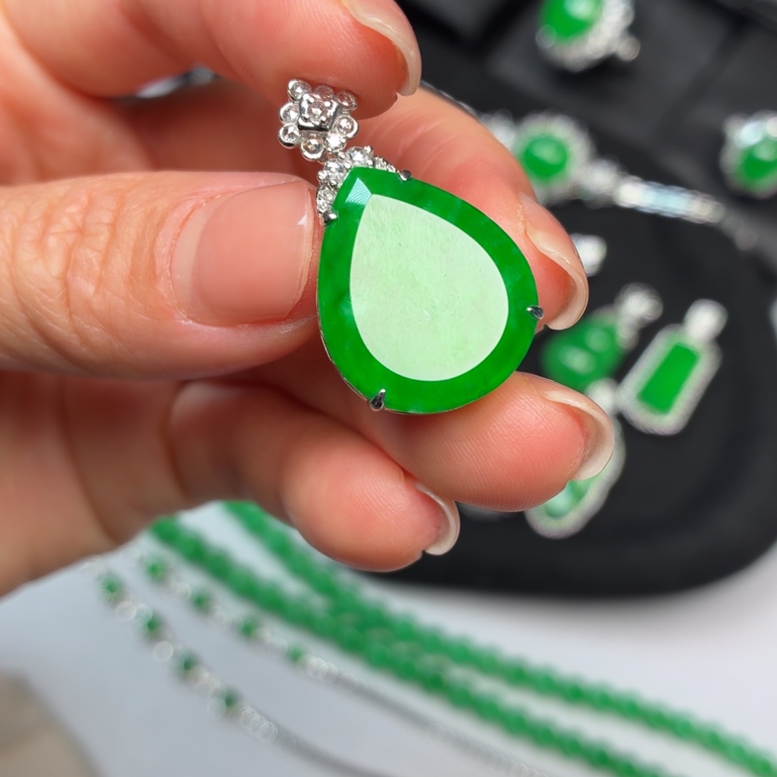 翡翠18K金镶嵌戒指