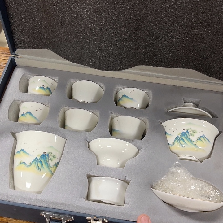 孤品茶具套装等。        