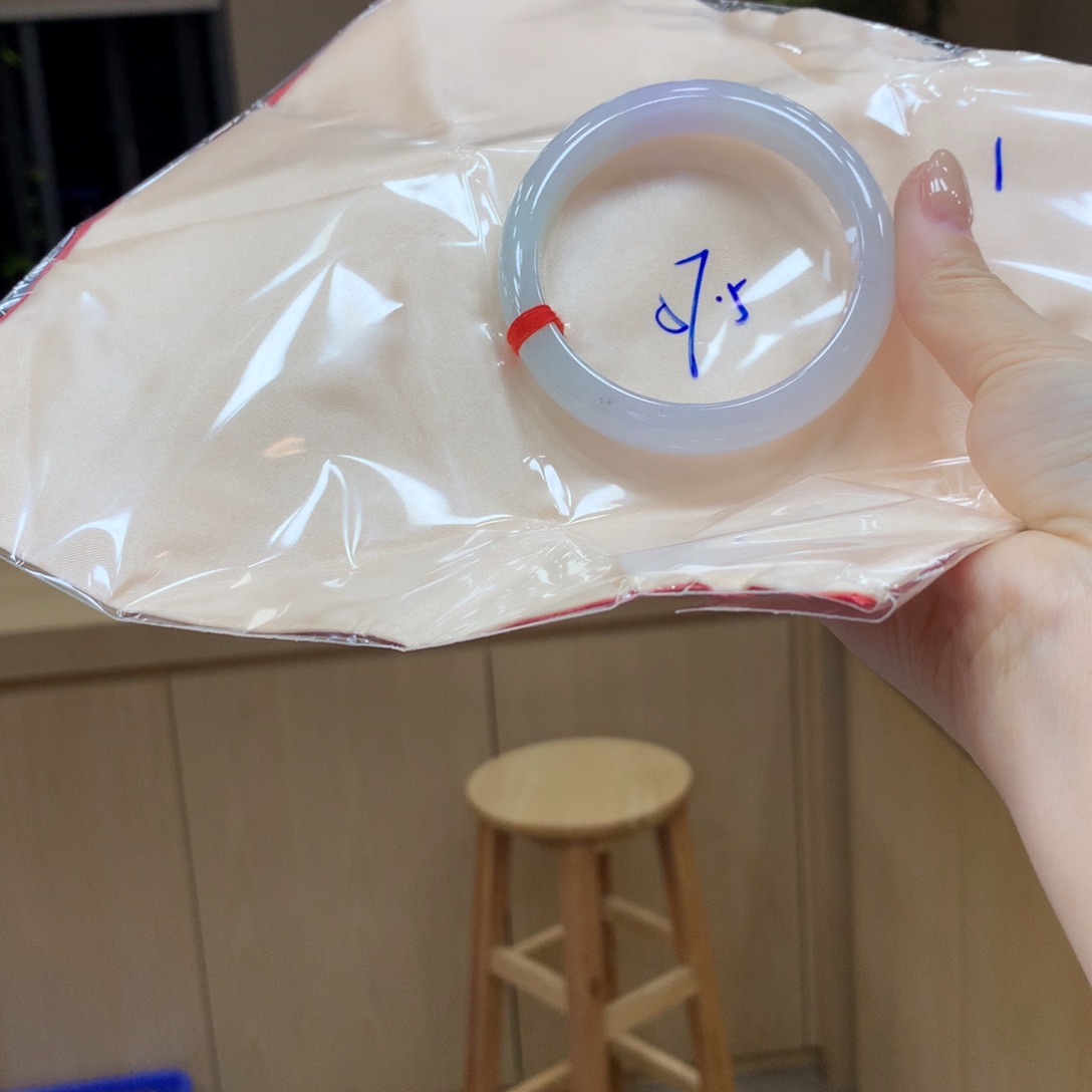 翡翠手镯未镶嵌不退不换