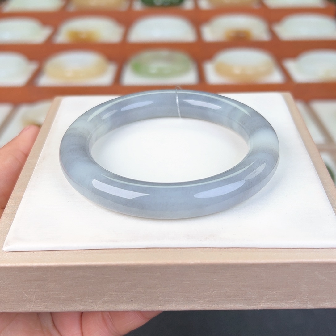 和田玉手镯未镶嵌青花