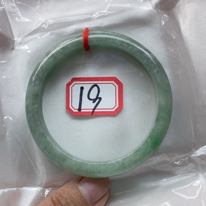 滕***滕翡翠手镯未镶嵌翡翠