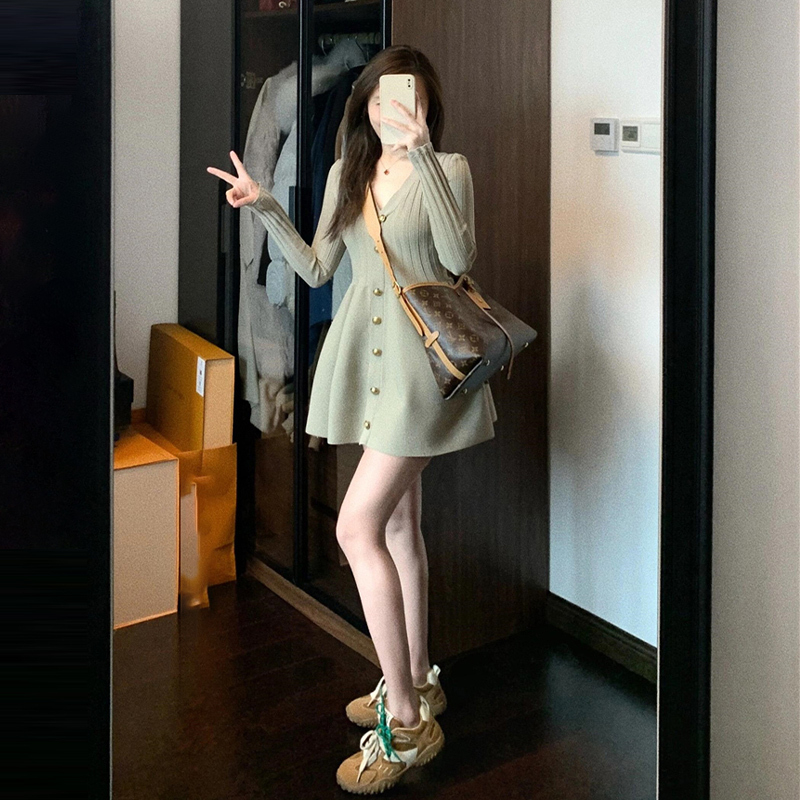 法式高级感v领针织连衣裙秋季2025新款女装小个子收腰a字短裙0365