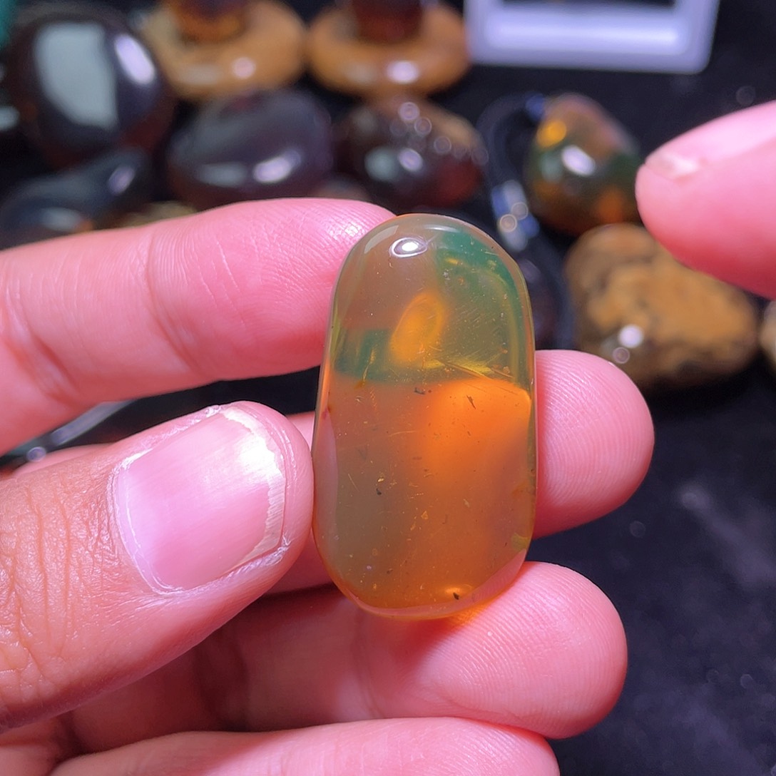 琥珀裸石未镶嵌，