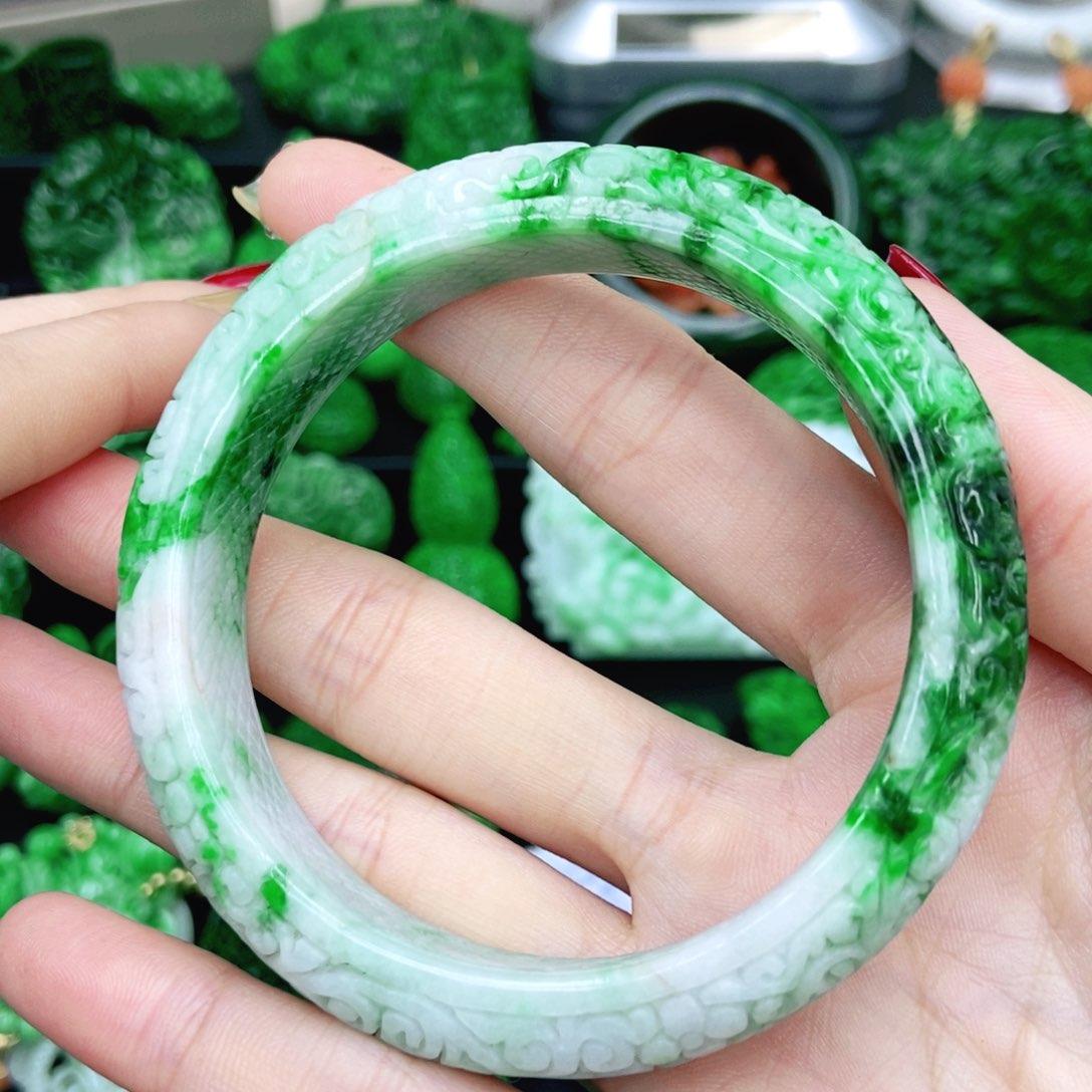 翡翠颈饰未镶嵌手镯