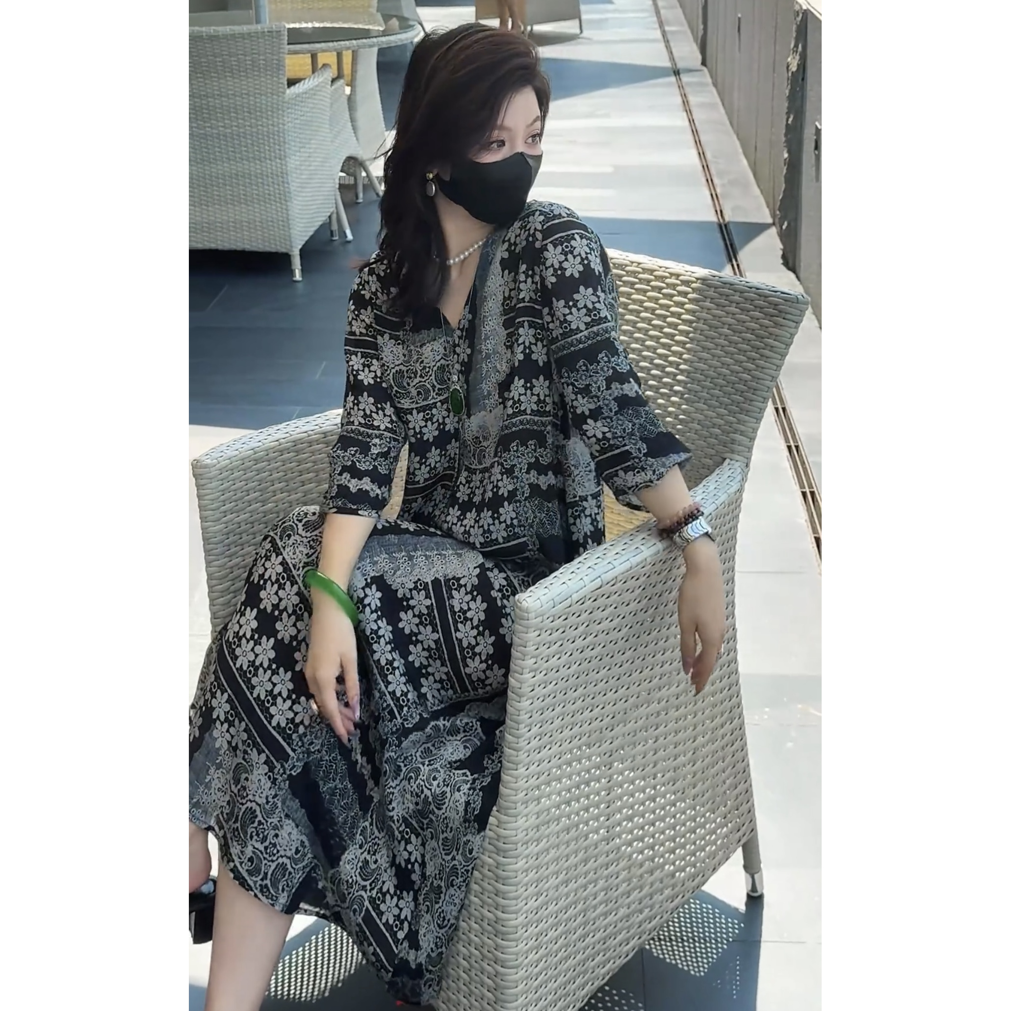 轻奢慵懒法式连衣裙女2025宽松显瘦碎花优雅小众印花显瘦连衣裙