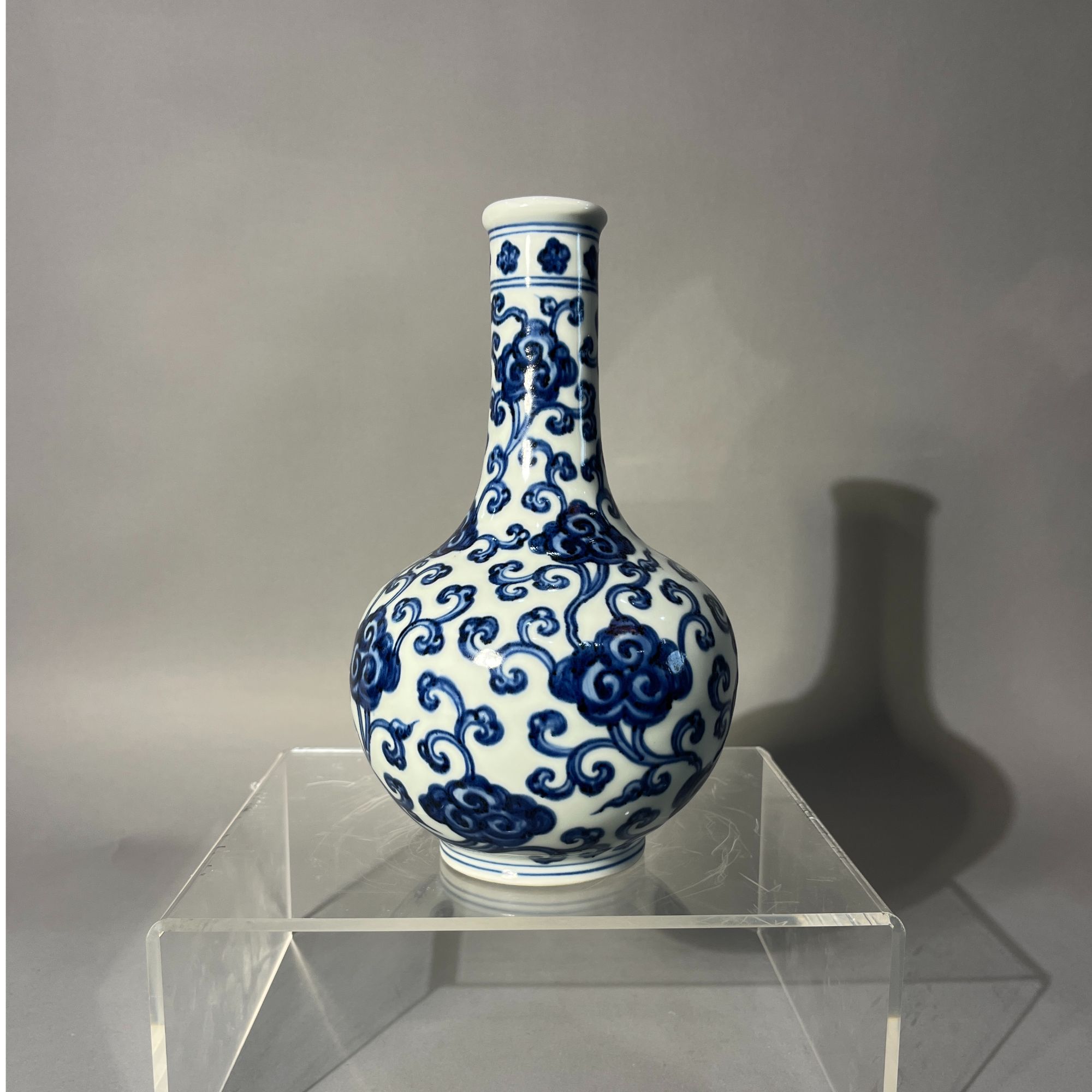 青花缠枝纹胆瓶  