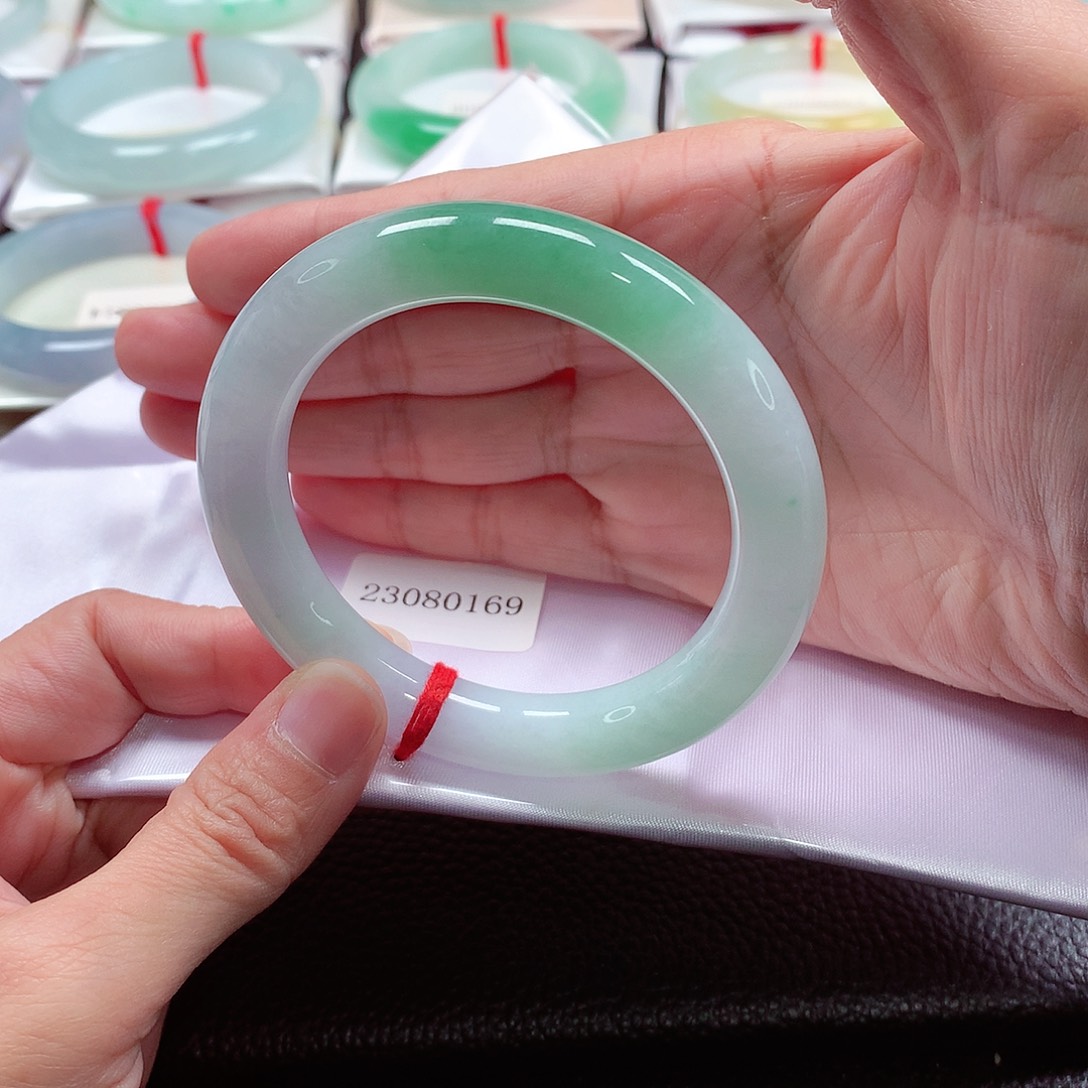 翡翠手镯（圆镯）未镶嵌天然A货翡翠手镯