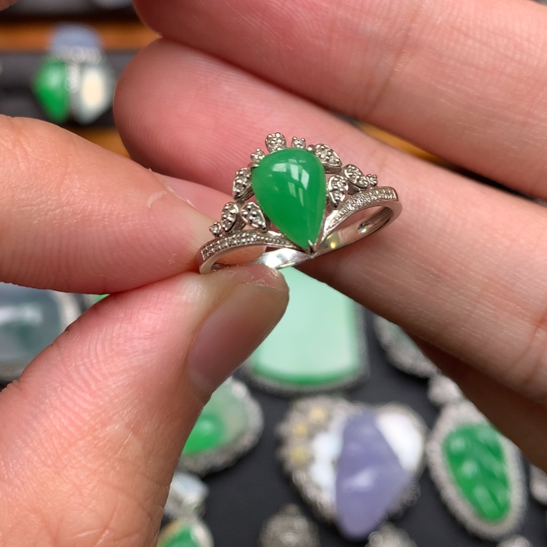 翡翠18K金镶嵌戒指