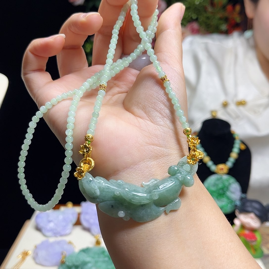 翡翠颈饰未镶嵌锦鲤