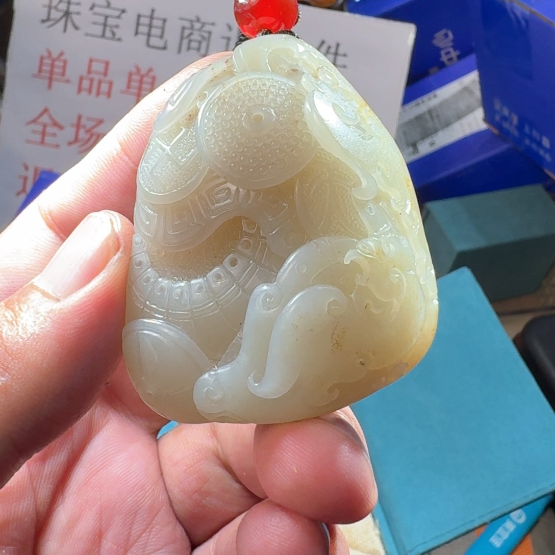 颈饰未镶嵌透闪石质玉