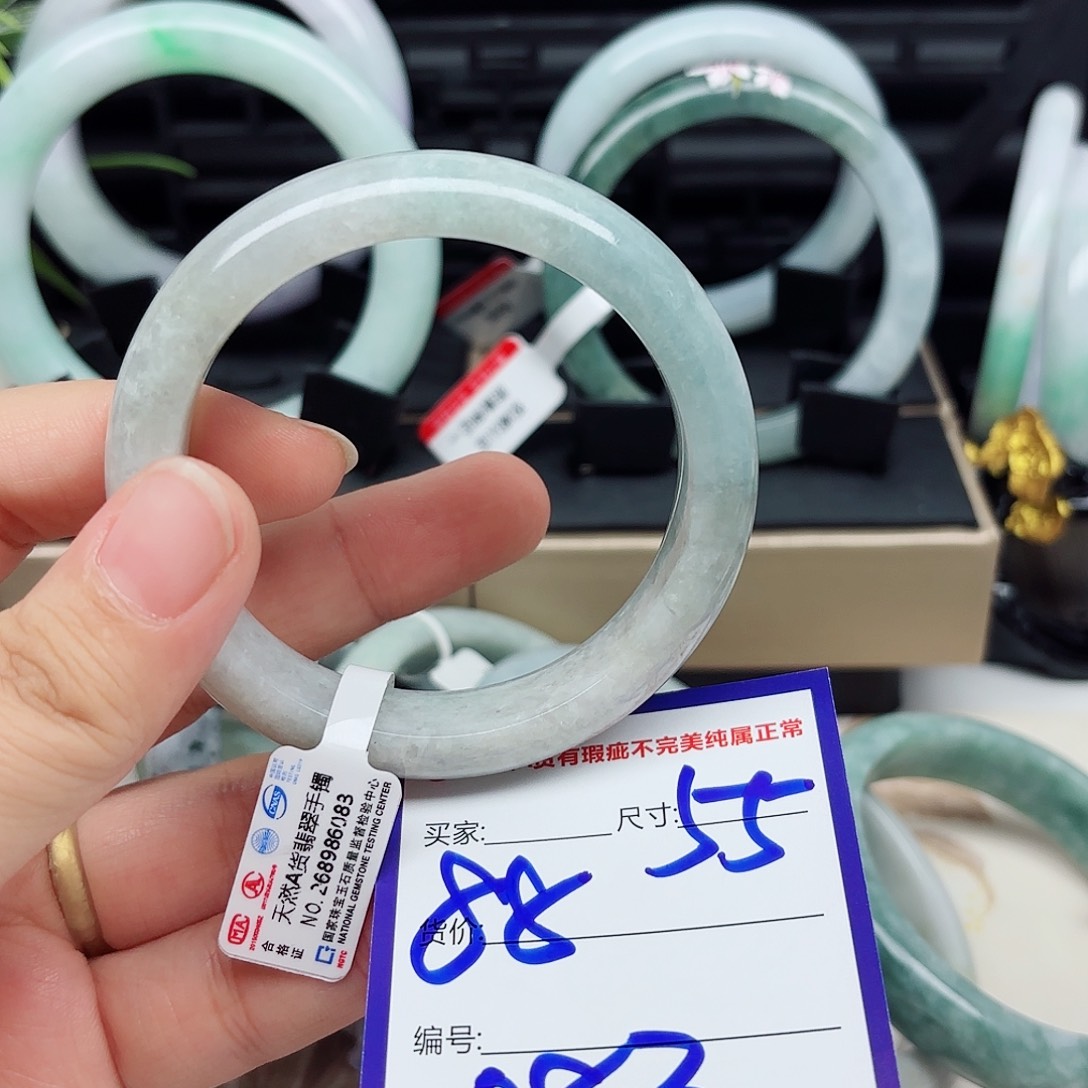 翡翠未镶嵌手镯有纹