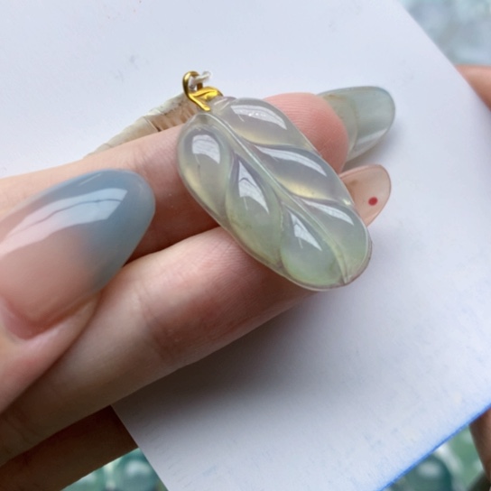 翡翠18K金镶嵌颈饰叶子