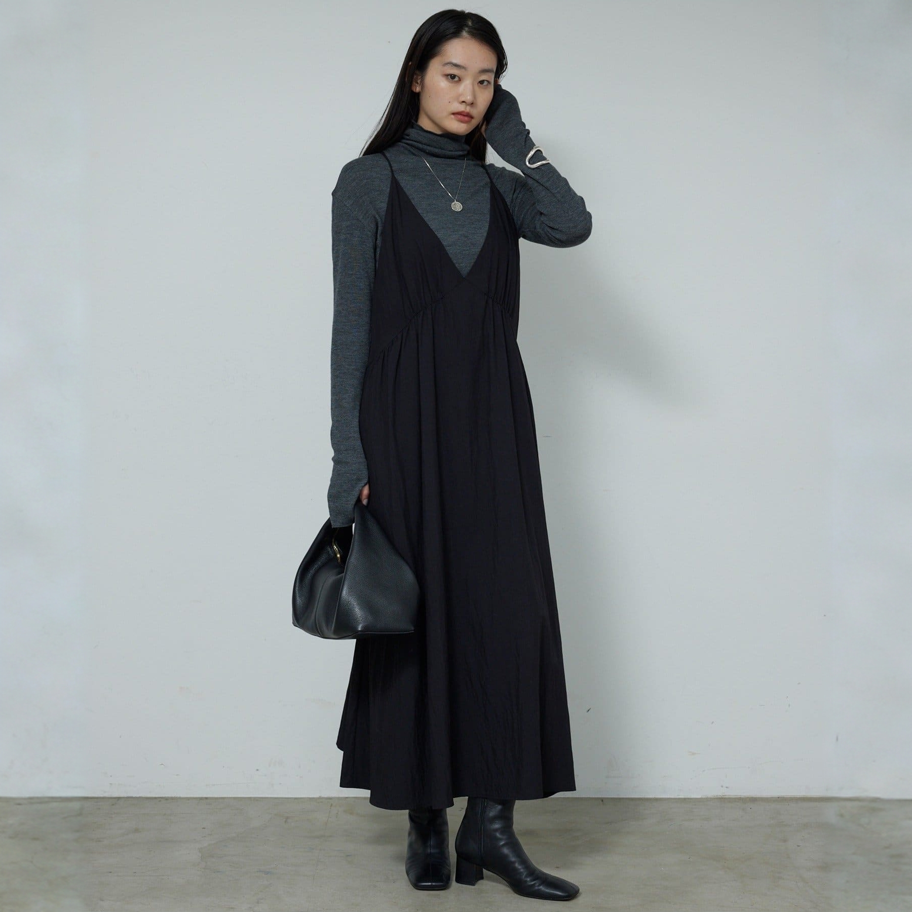 G 深V吊带长款连衣裙