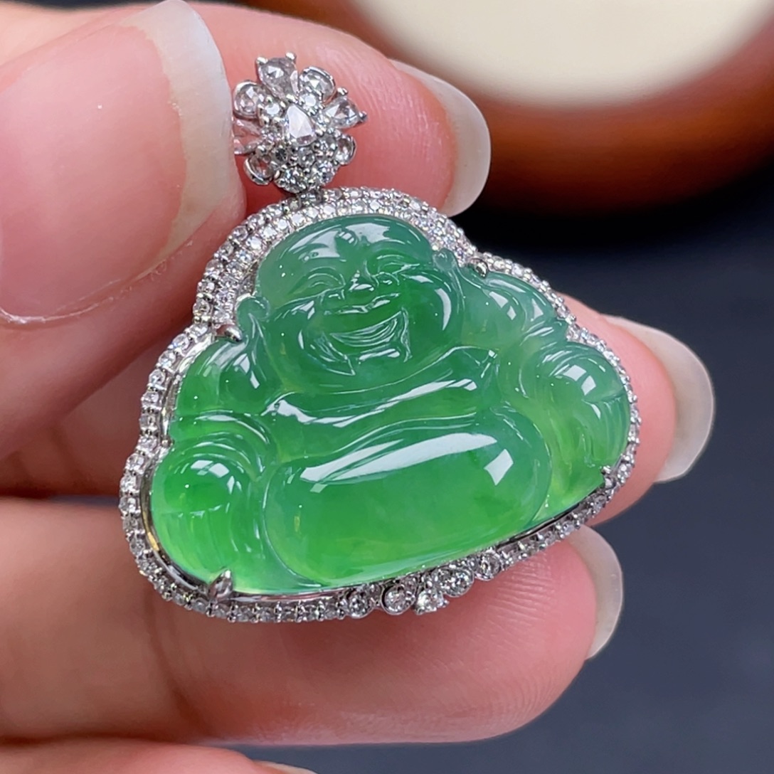 上***:翡翠18K金镶嵌颈饰绿佛公