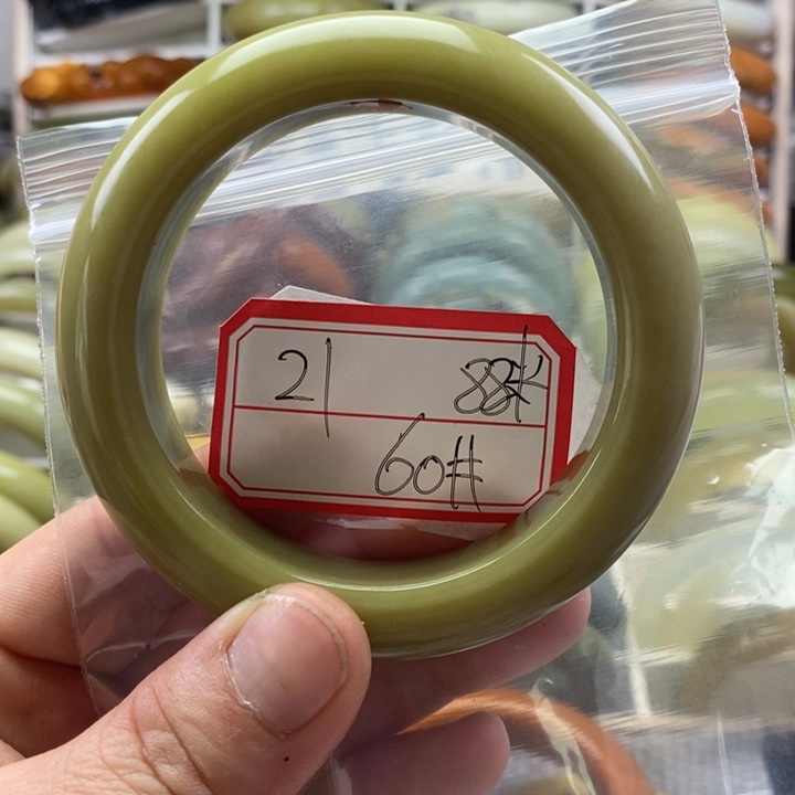 蛇纹石玉颈饰未镶嵌