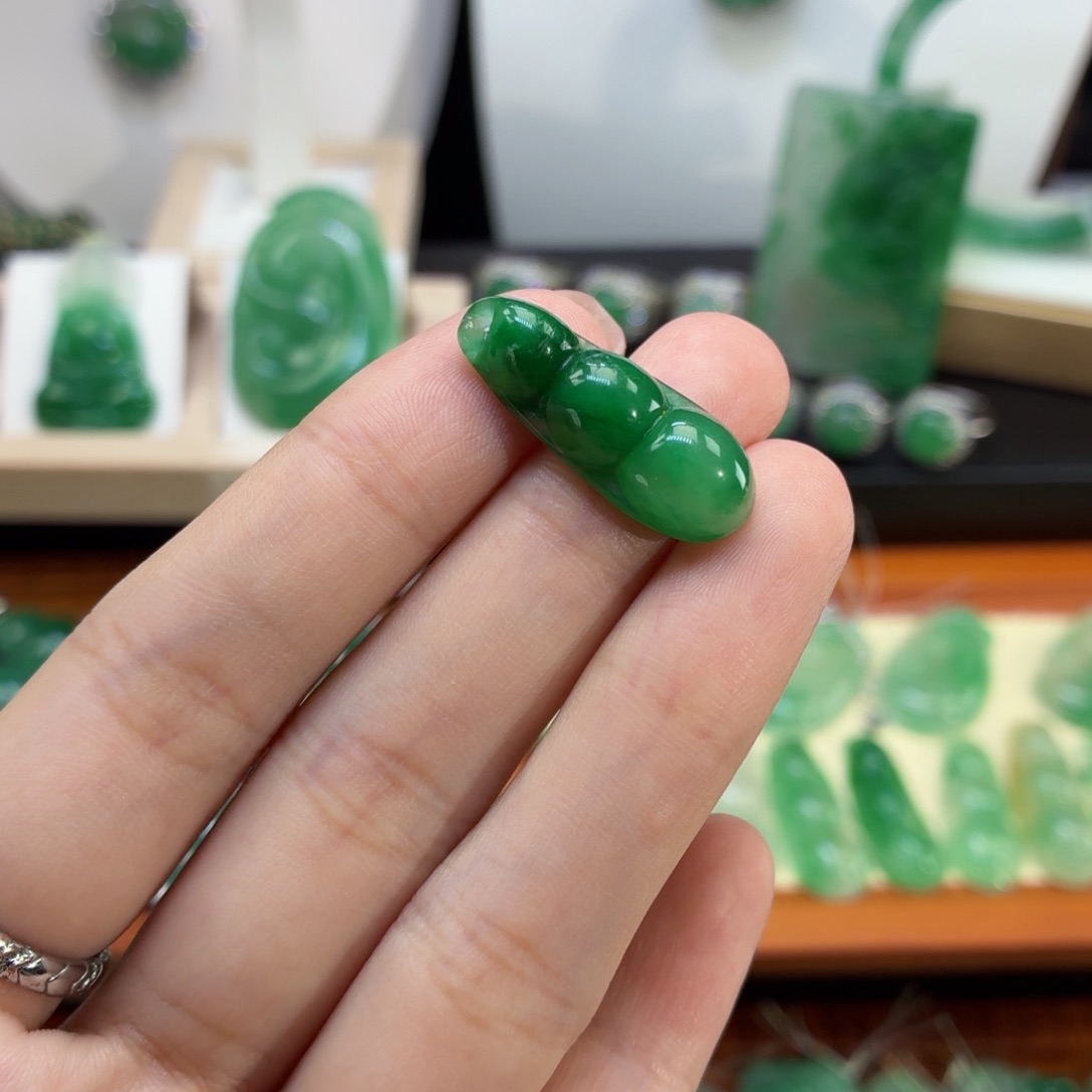 石英质玉（非洲翠）未镶嵌颈饰