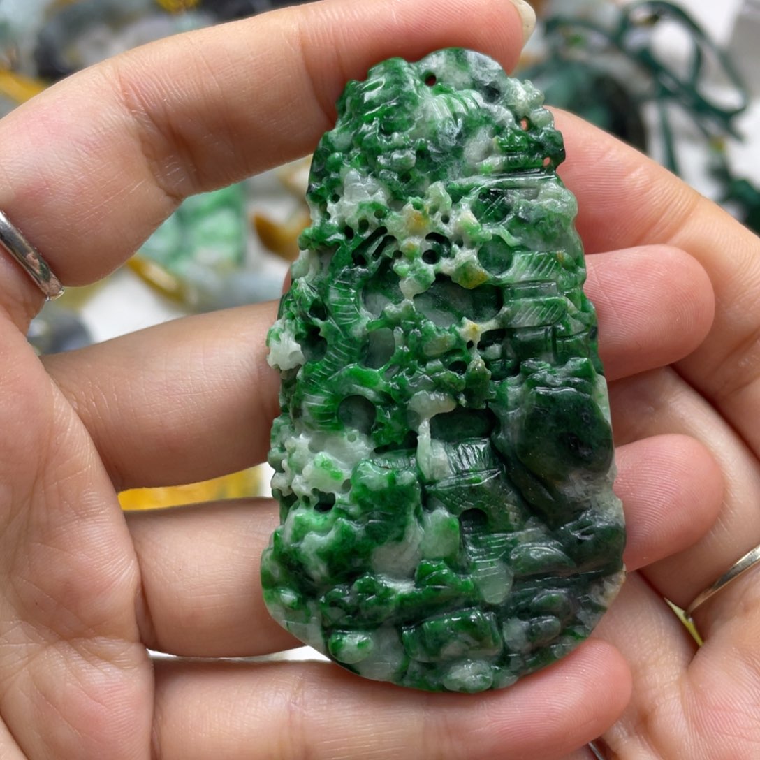 锐****翡翠未镶嵌颈饰牌子