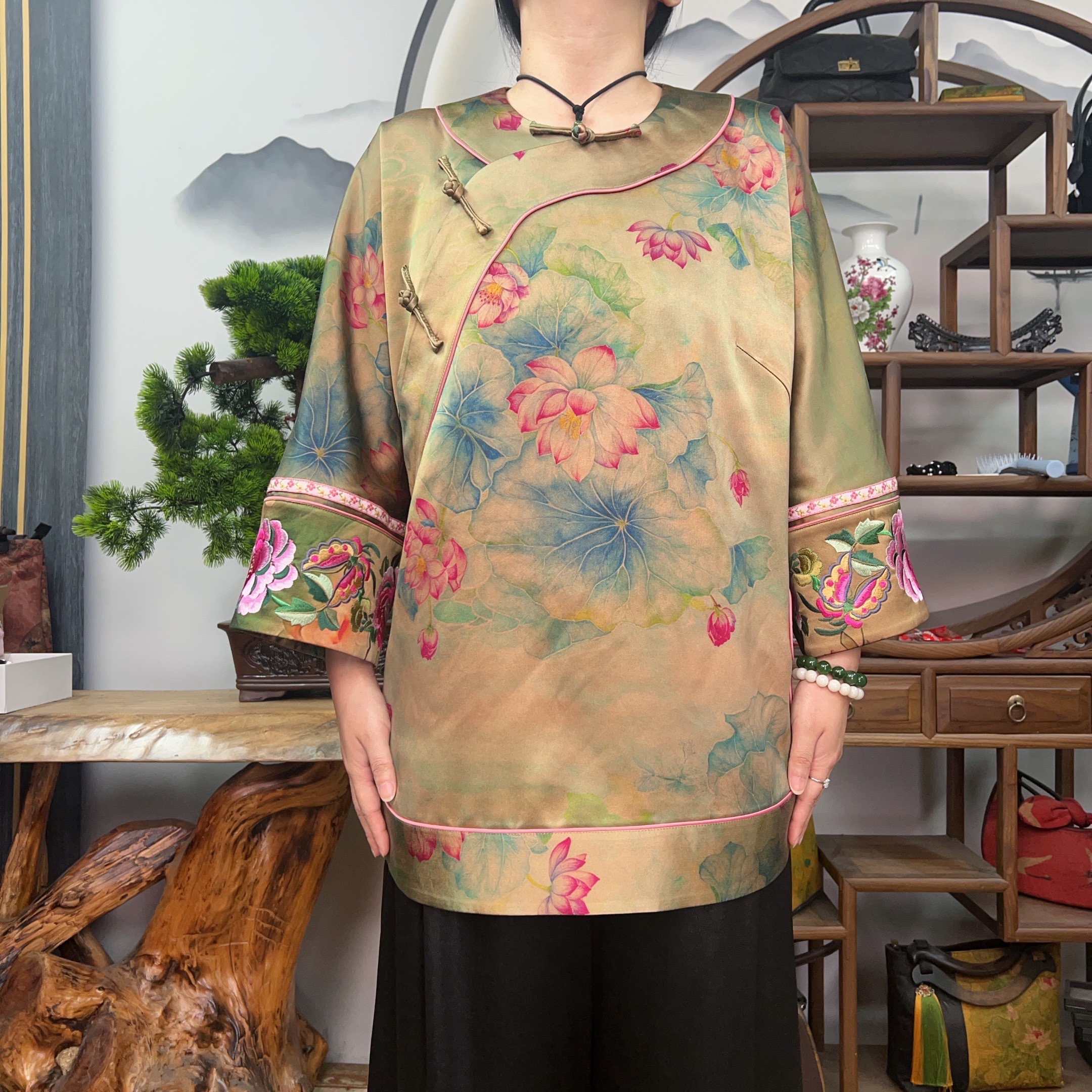 枫犀国风香云纱太太服60姆米100桑蚕丝香槟色荷塘月色苏绣富婆衫