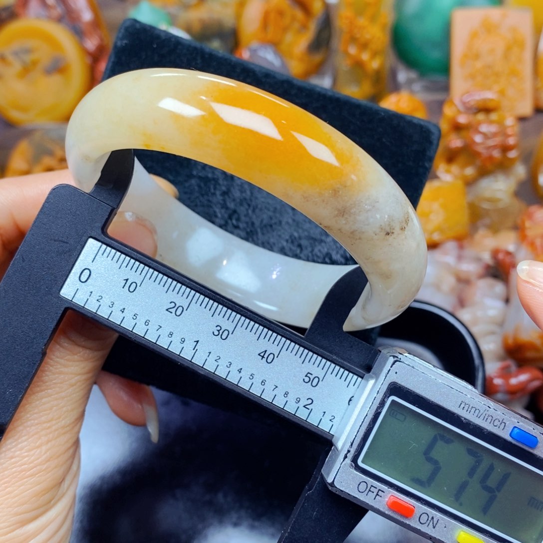石英质玉（黄龙玉）未镶嵌颈饰