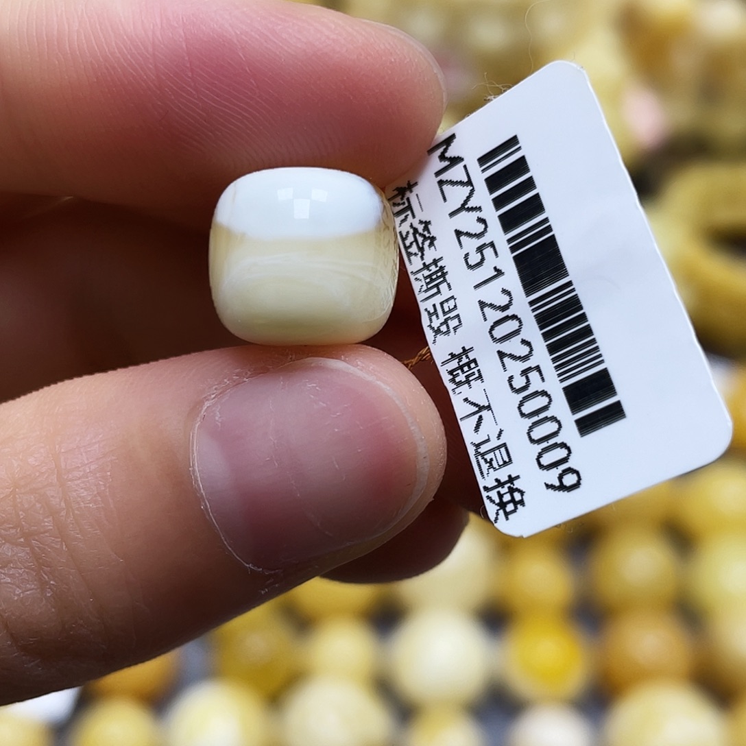 蜜蜡未镶嵌裸石11.4*10.4mm.瑕