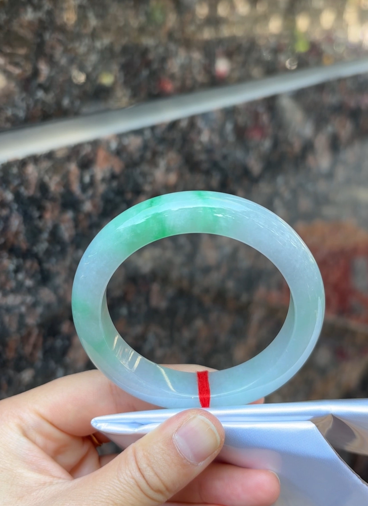 W（上新）冰阳绿正圈五十六点五有长纹翡翠a货手镯