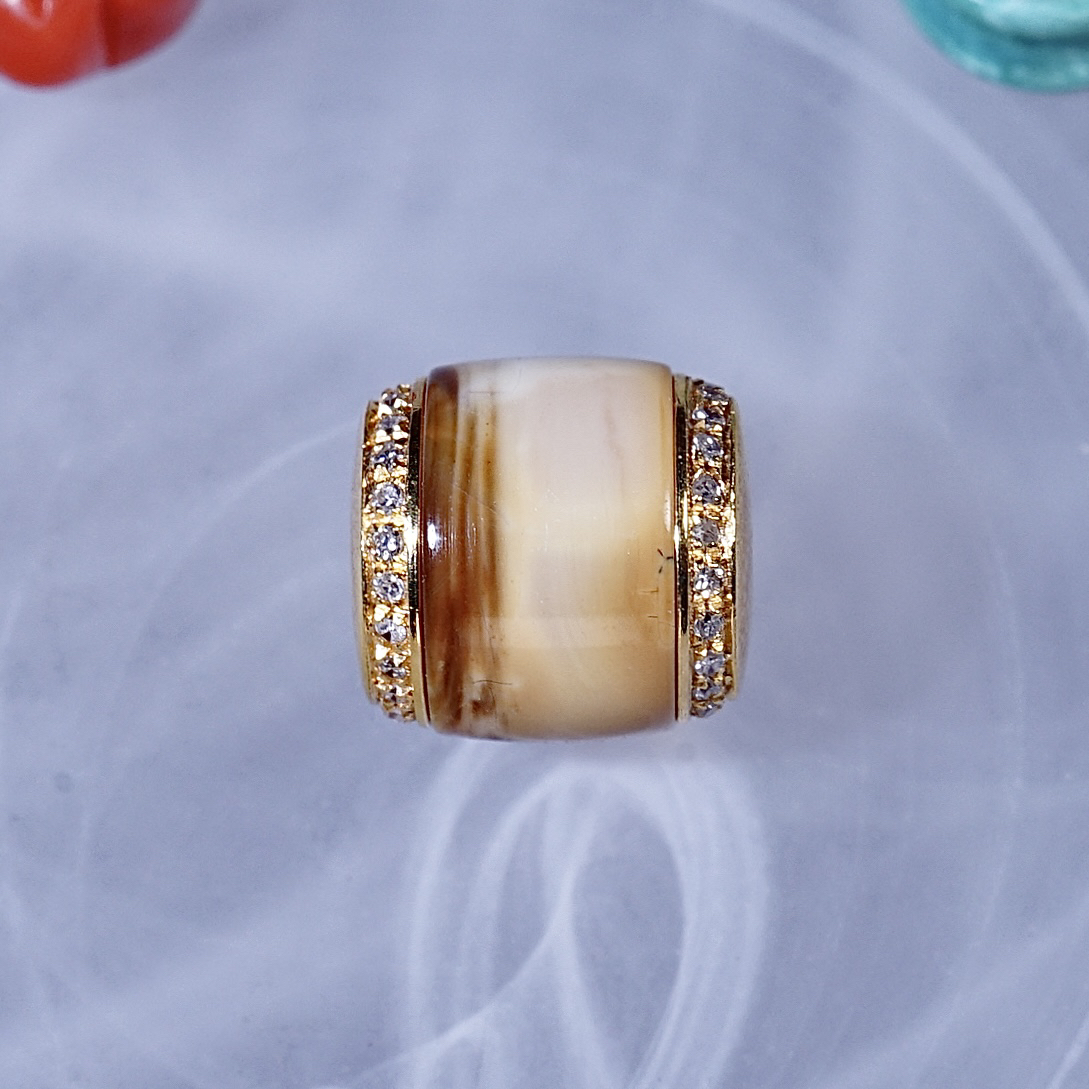 天然奶咖沁色蜜蜡精工18k金钻单珠