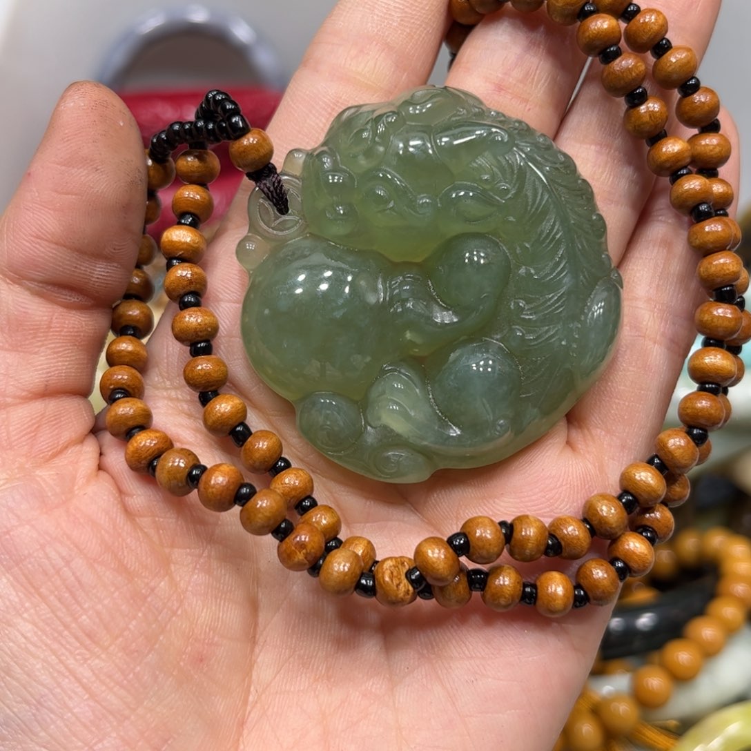 蛇纹石玉颈饰未镶嵌微瑕