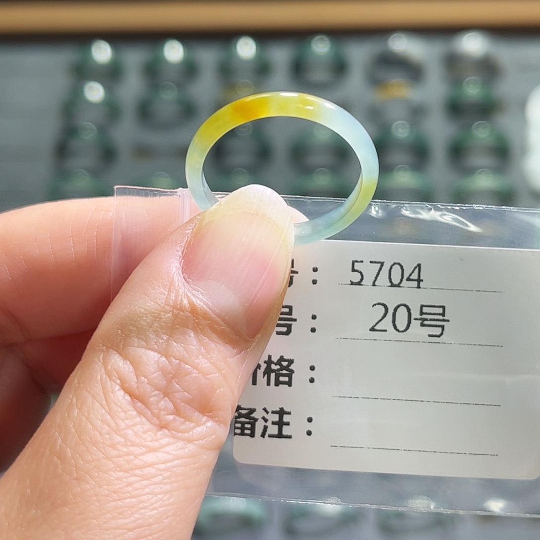 妮****翡翠未镶嵌戒指5704。   