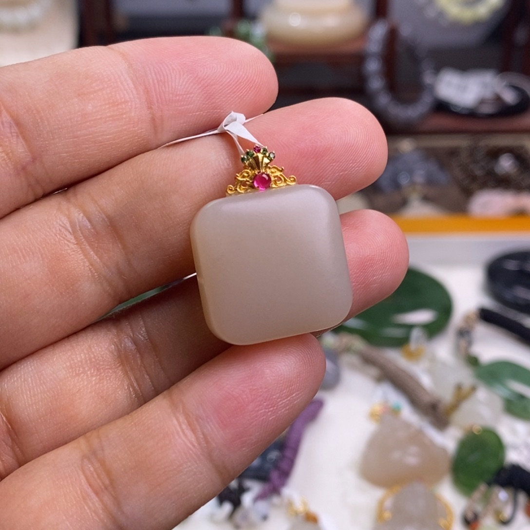 和田玉精品老矿料熟藕粉羊脂级红粉金镶方糖吊坠未镶嵌