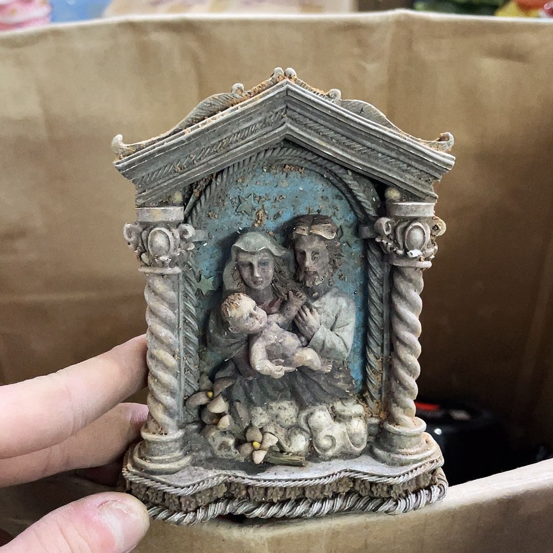 摆件     磕碰。        