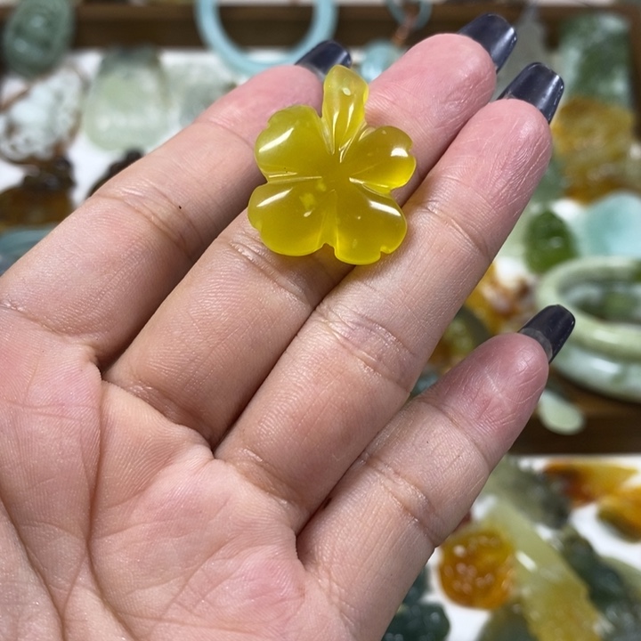 未镶嵌蛇纹石玉吊坠