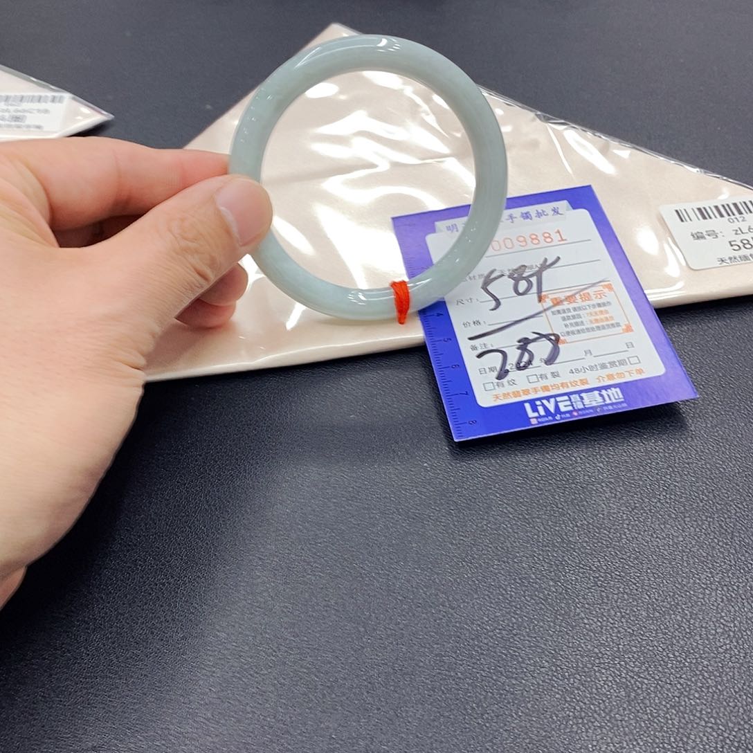 翡翠手镯未镶嵌翡翠手镯