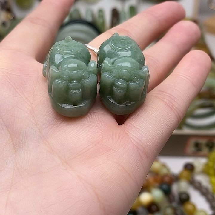 蛇纹石玉颈饰未镶嵌一对小猪