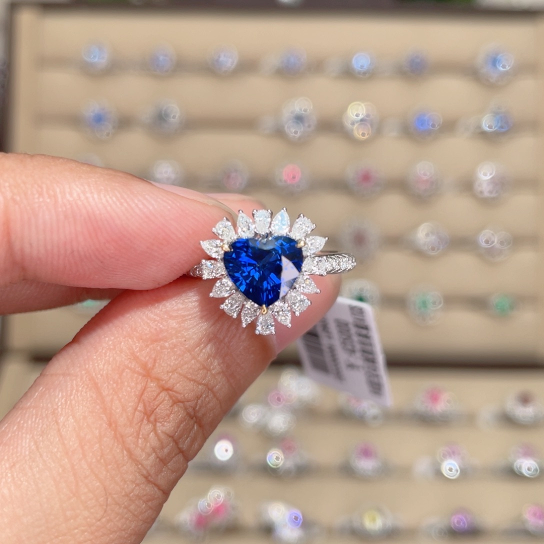 蓝宝石戒指18K金镶嵌2.72ct 