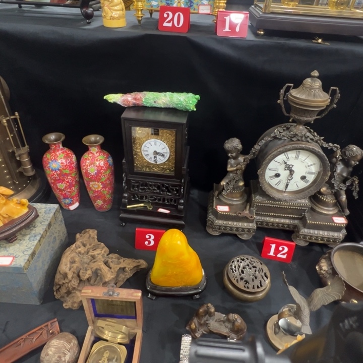 查罗石合金精品购物商场一个